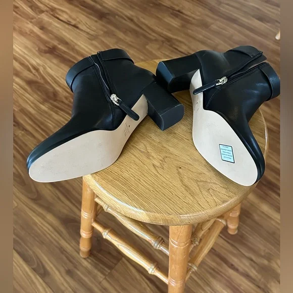 Women’s black Kate Spade 7 1/2 booties - Picture 3 of 3